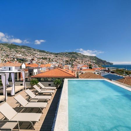 Hotel Barcelo Funchal Oldtown Exteriér fotografie The rooftop pool at the Hotel Porto Santo