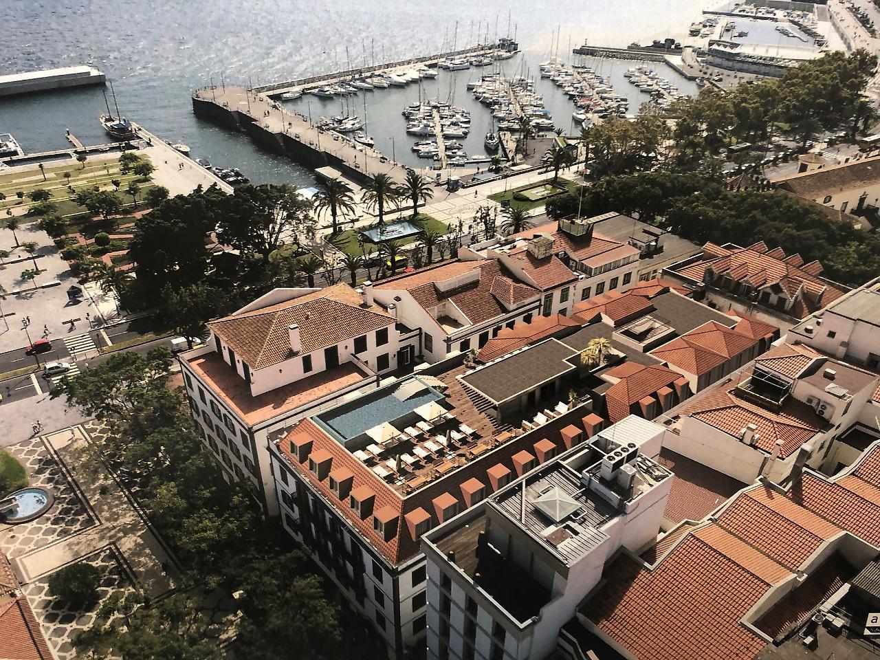 Hotel Barcelo Funchal Oldtown Exteriér fotografie The rooftop pool at the Hotel de la Paix